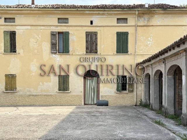 Vendesi corte a Gazzuolo via l. N. Bacchi, 14