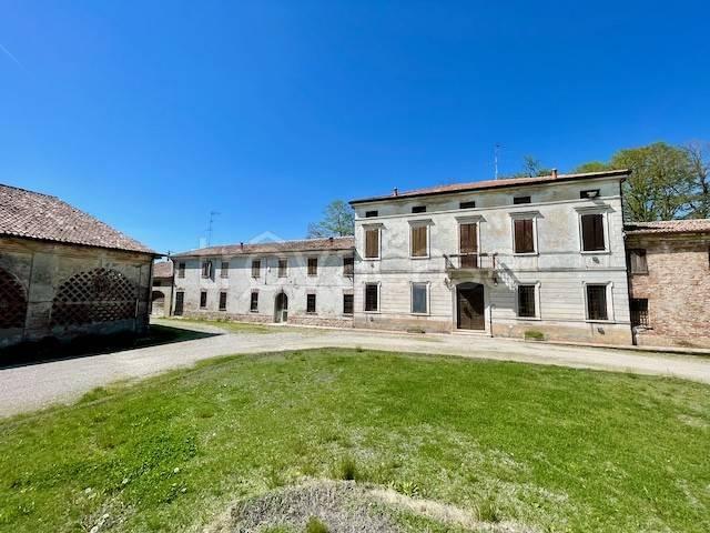 Vendesi corte a Mantova strada Cinciana, 8, Dosso del Corso Chiesanuova