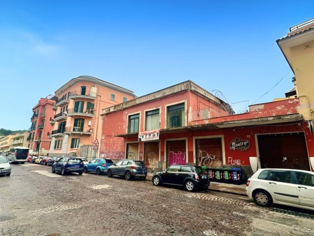 Vendesi Immobile Unico Fronte Mare – Lungomare di Bagnoli, Via Pozzuoli