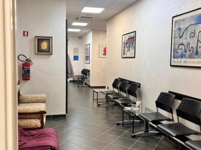 VENDESI IN CAMPOBASSO ALLA VIA UNGARETTI ELEGANTE UFFICIO
