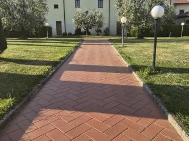 Vendesi in un complesso storico antico convento bilocale ristrutturato nei pressi del centro commerciale Panorama Pistoia