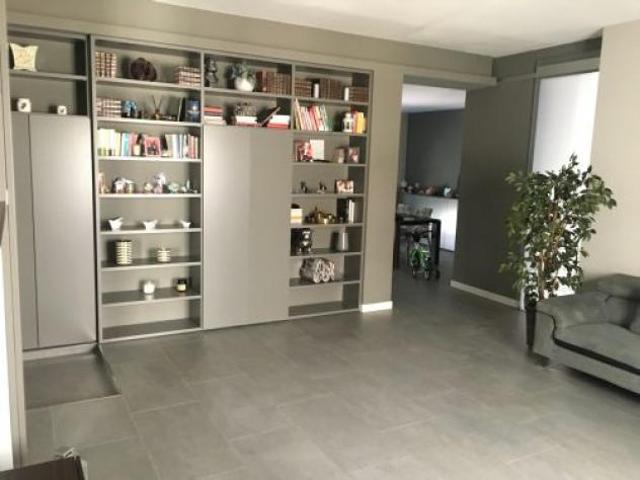 VENDESI IN ZONA CENTRALE 5 VANI DI MQ 130 AL PIANO TERZO CON ASCENSORE COMPOSTO DA SOGGIORNO CON BALCONE, CUCINA ABITABILE CON BALCONE, DUE CAMERE MAT