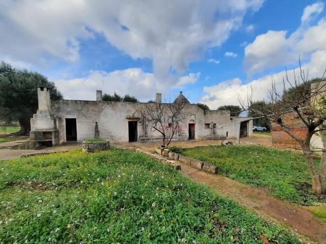Vendesi interessante complesso di trulli e lamie 160m² Ceglie Messapica