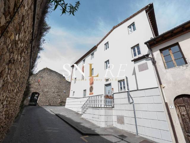 Vendesi palazzo a San Casciano in Val di Pesa via Lucardesi