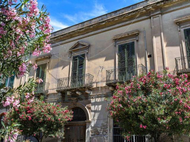 Vendesi palazzo a Siracusa, Umberto Ermocrate
