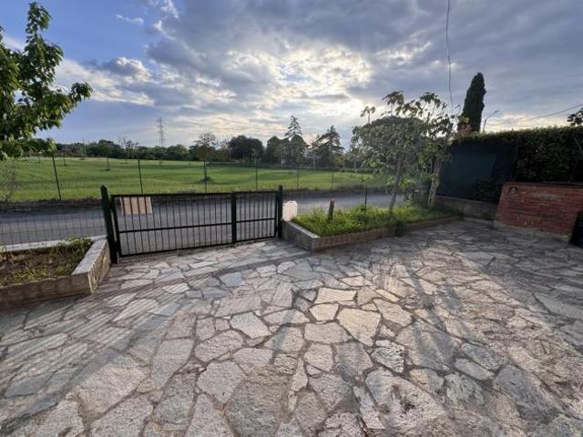 Vendesi Porzione Di Bifamiliare Al Piano Terra Con Ingresso Indipendente Rif. A227