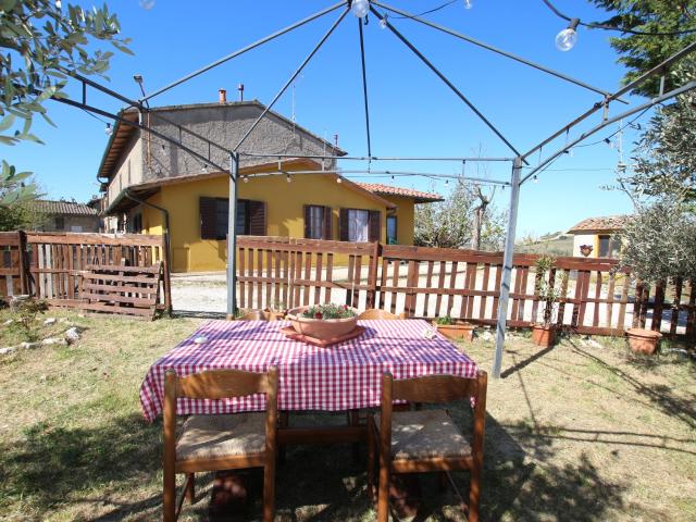 Vendesi porzione di casolare divisa in 2 appartamenti con te. 205m² Volterra
