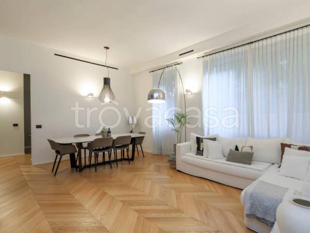 Vendesi quadrilocale a Milano corso Monforte, 42, Palestro