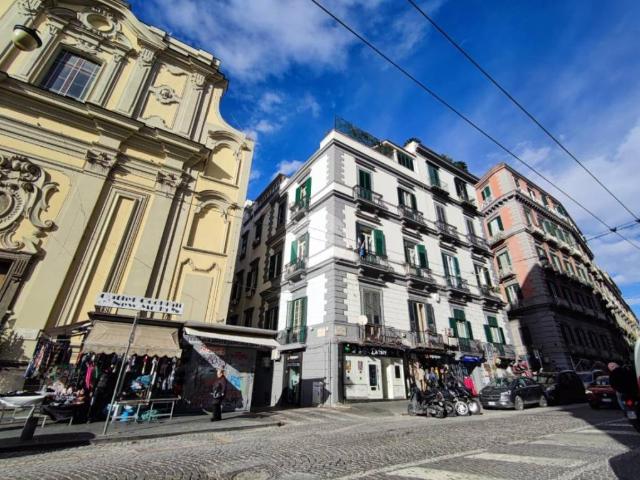Vendesi quadrilocale a Napoli via Avvocata, 25, Monte Santo