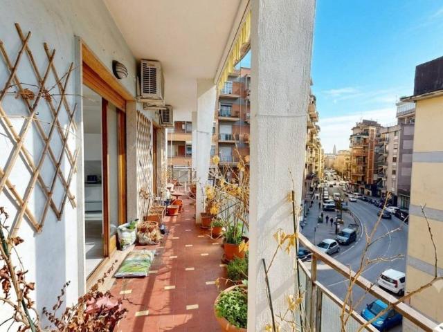 Vendesi quadrilocale a Napoli via Domenico Fontana, 58, Arenella