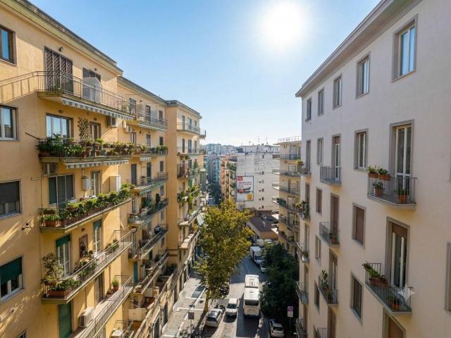 Vendesi quadrilocale a Napoli via Domenico Fontana, 39, Arenella