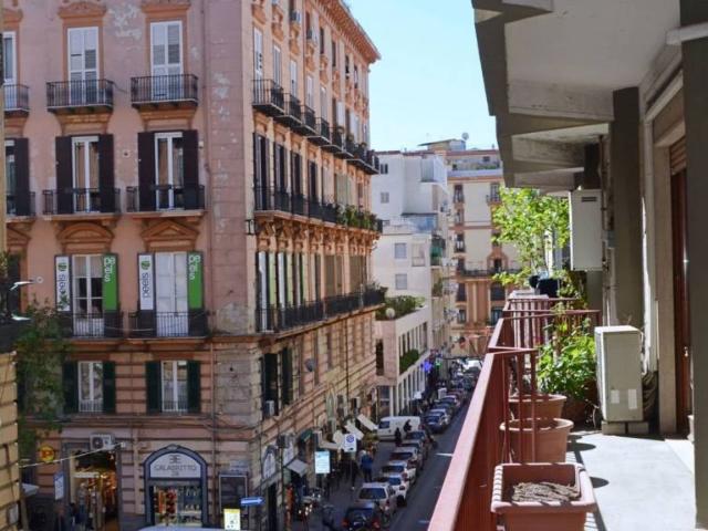 Vendesi quadrilocale a Napoli via Michele Kerbaker, Vomero