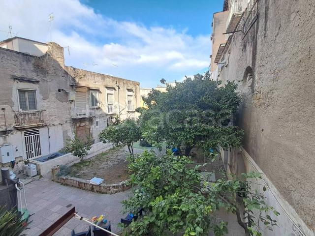 Vendesi quadrilocale a Napoli via San Mandato, 66, Piazza Canneto Salvator Rosa