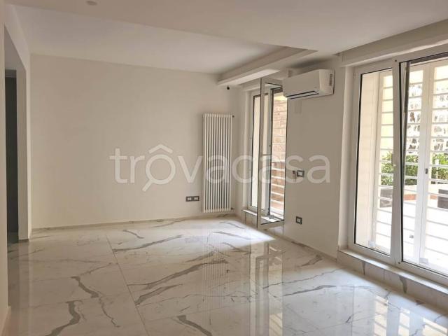 Vendesi quadrilocale a Napoli piazza Enrico De Leva, Arenella