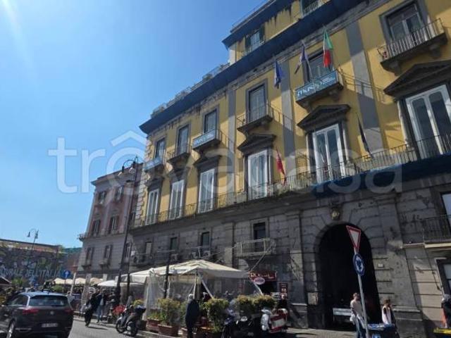 Vendesi quadrilocale a Napoli piazza Trieste e Trento, Monte di Dio
