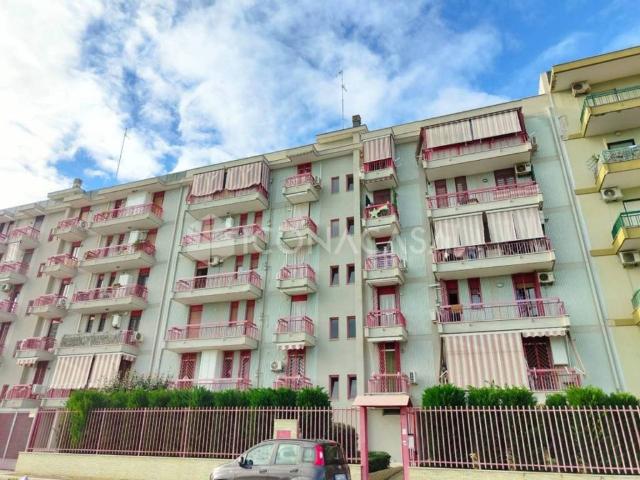 Vendesi quadrilocale a Bari via Giovanni Candura, 44, San Paolo