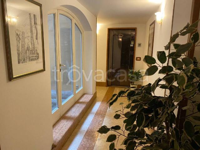 Vendesi quadrilocale a Bologna vicolo Spirito Santo, Centro Storico