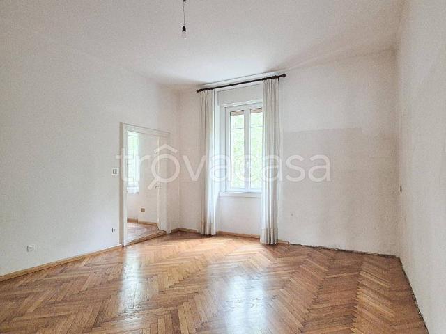 Vendesi quadrilocale a Bolzano via Giosuè Carducci, Centro città