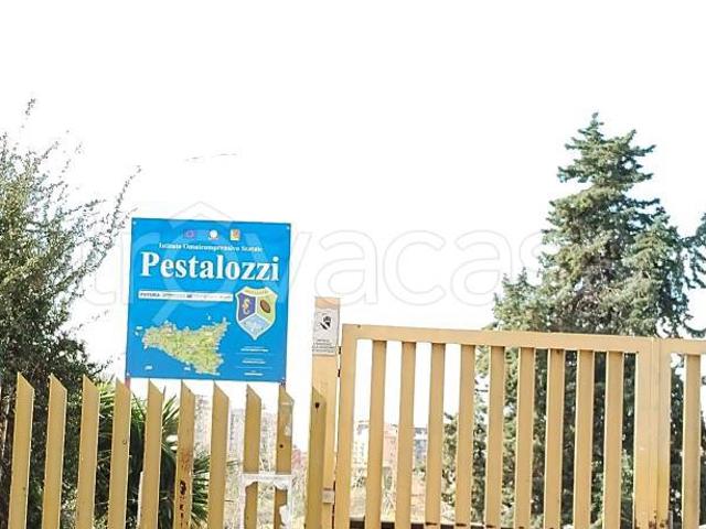Vendesi quadrilocale a Catania viale Seneca, Villaggio Sant'Agata