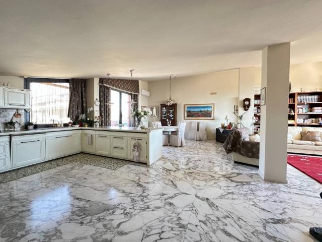 Vendesi quadrilocale a Città Sant'Angelo via Levante, 48