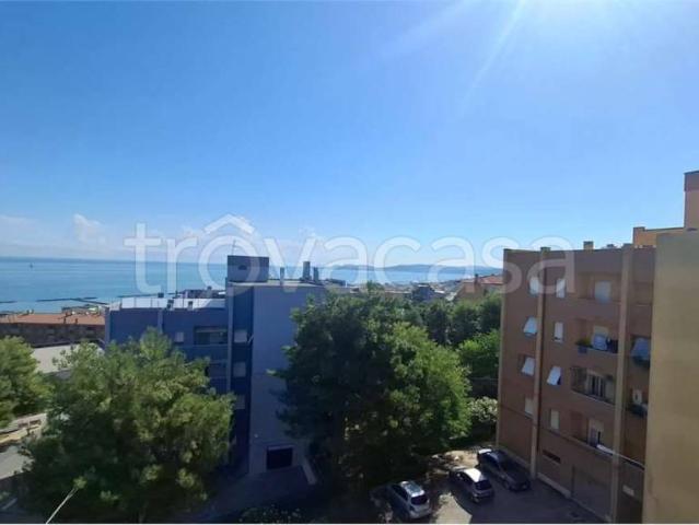 Vendesi quadrilocale a Falconara Marittima via Palombina Vecchia, Centro