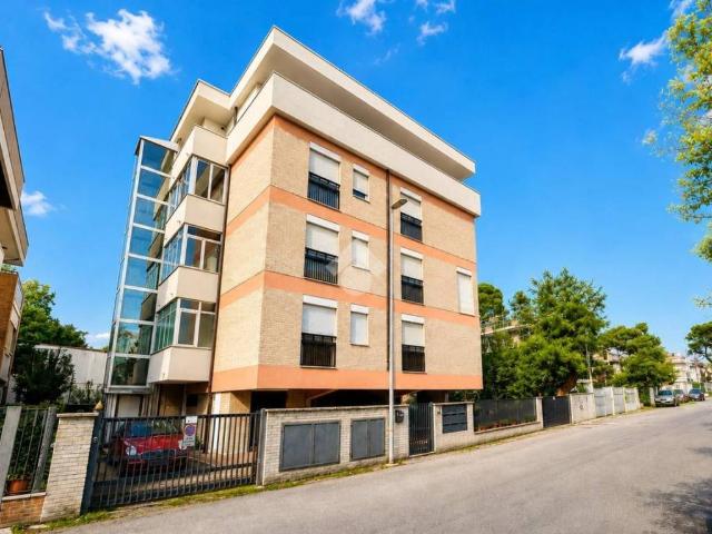 Vendesi quadrilocale a Giulianova via Parma, 14