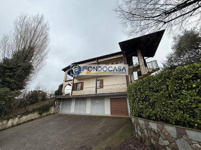 Vendesi quadrilocale a Padenghe sul Garda via monte alto
