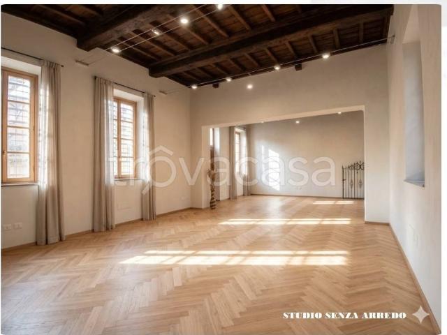 Vendesi quadrilocale a Pavia piazza Francesco Petrarca, Centro Storico