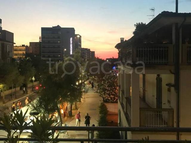 Vendesi quadrilocale a Pesaro viale Trieste, Mare