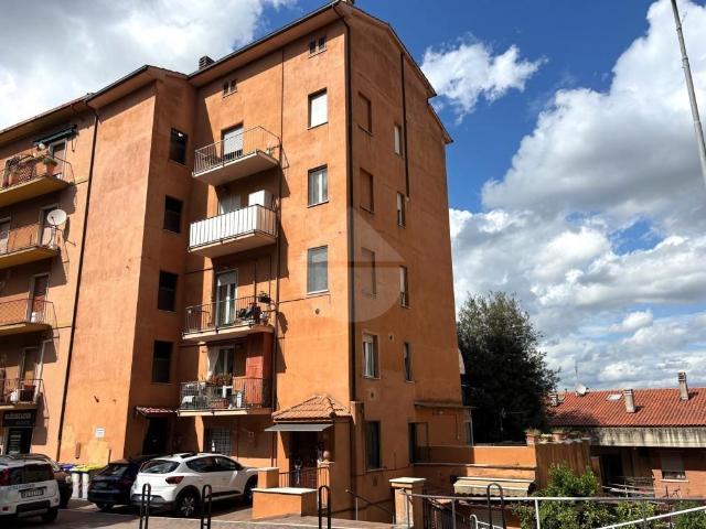 Vendesi quadrilocale a Perugia via Eugubina