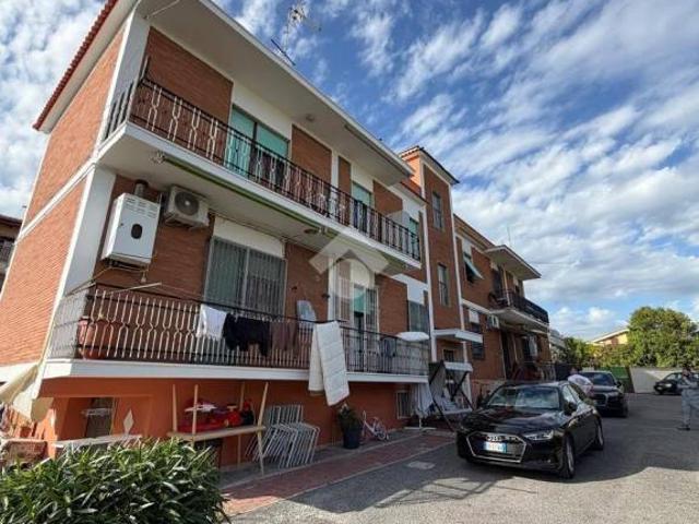 Vendesi quadrilocale a Roma, Castelverde