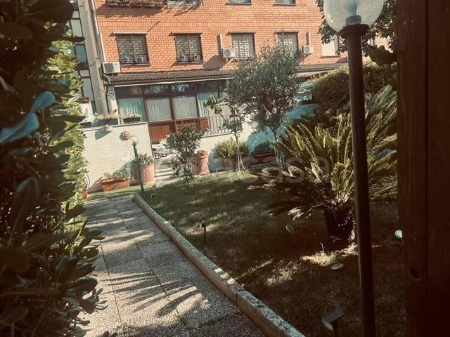 Vendesi quadrilocale a Roma via Macherio, 137, Labaro