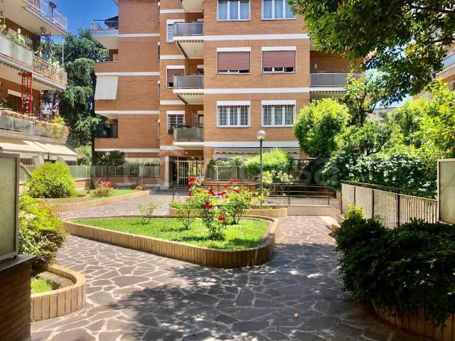 Vendesi quadrilocale a Roma via Attilio Friggeri, Balduina