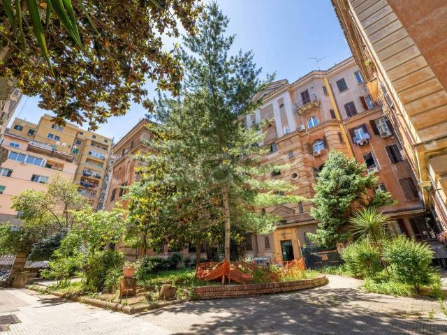 Vendesi quadrilocale a Roma via Appia Nuova, Quarto Miglio