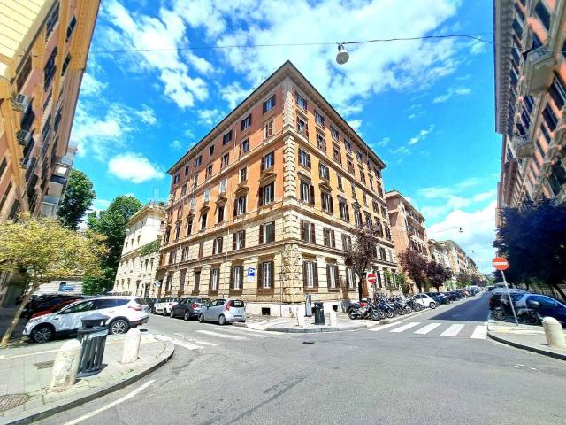 Vendesi quadrilocale a Roma via Caio Mario, Prati