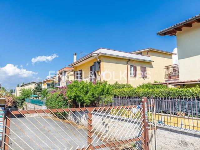 Vendesi quadrilocale a Roma via del Casale Santarelli, Morena