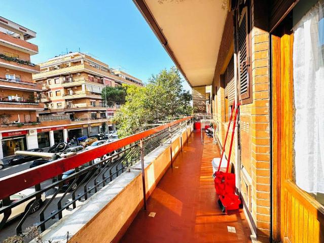 Vendesi quadrilocale a Roma via Diego Simonetti, Ostia Levante