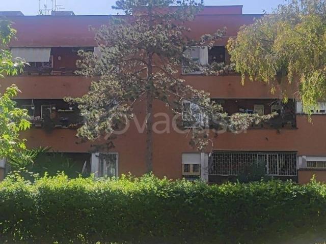 Vendesi quadrilocale a Roma via Ettore Arena, Spinaceto