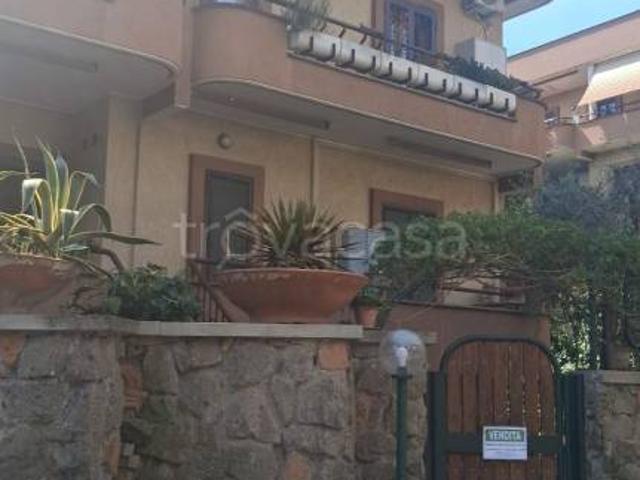 Vendesi quadrilocale a Roma via Pupinia, Torre Gaia
