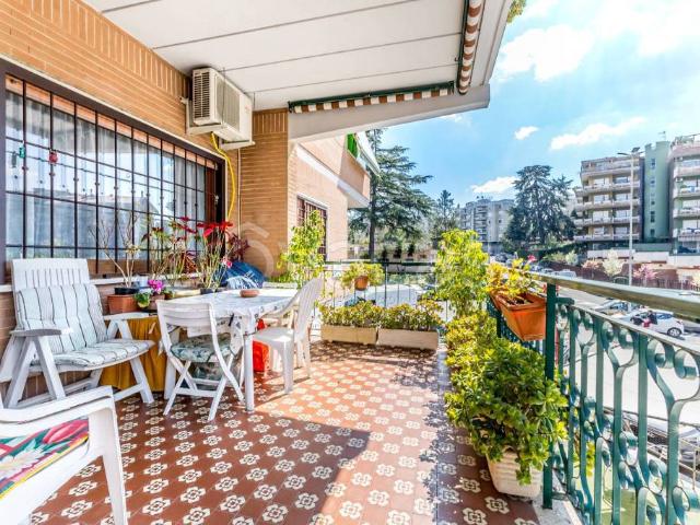 Vendesi quadrilocale a Roma via Peveragno, 36, Aurelio Val Cannuta
