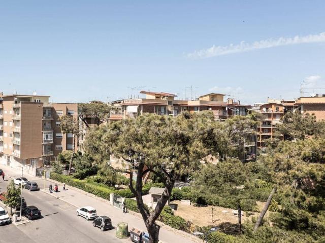 Vendesi quadrilocale a Roma via Poggio di Venaco, Ostia Levante