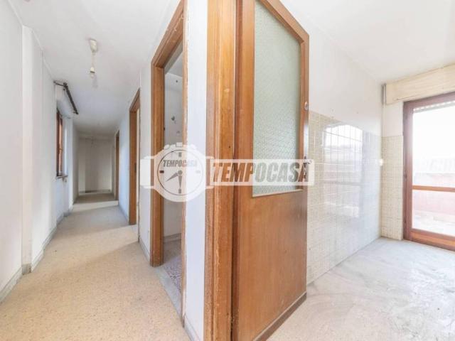 Vendesi quadrilocale a Roma via Prenestina, 170, Casal Bertone