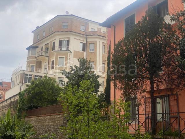 Vendesi quadrilocale a Roma via San Telesforo, Gregorio VII Piccolomini