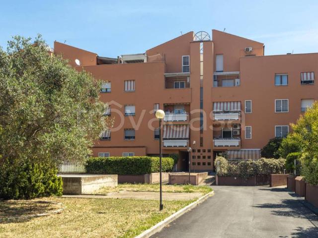 Vendesi quadrilocale a Roma via Vincenzo Petra, 151, Dragona