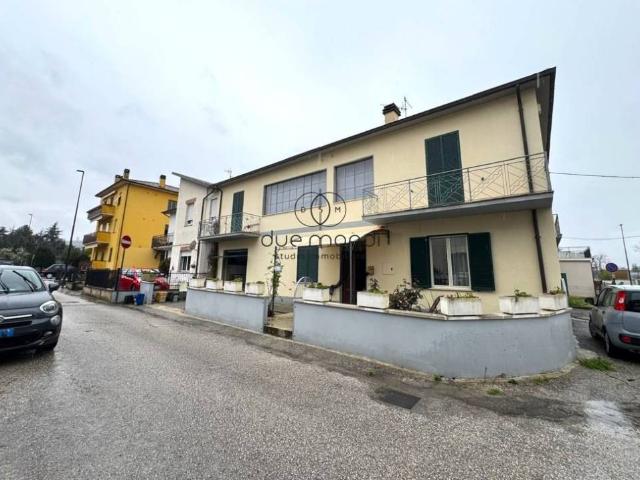 Vendesi quadrilocale a Spoleto via Camillo Bezzi