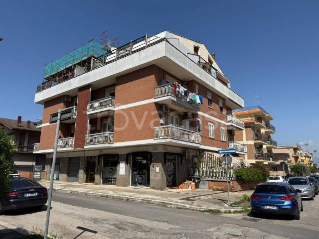 Vendesi quadrilocale ad Aprilia via Giotto, Semicentro