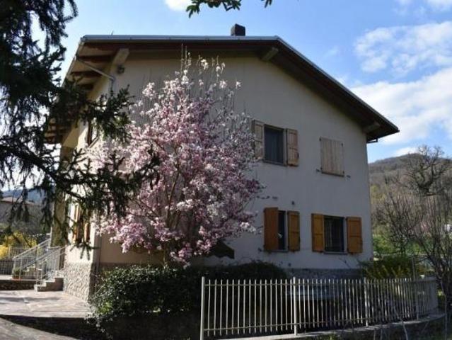 Vendesi quadrilocale con ampio giardino