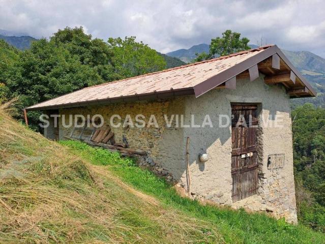 Vendesi rustico a Zorzone, Oltre il Colle