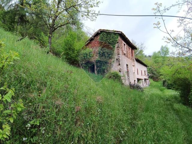 Vendesi rustico/casale/corte a Murialdo