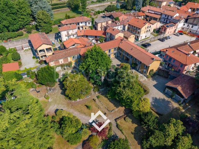 Vendesi rustico/casale/corte a Mercallo via Roma